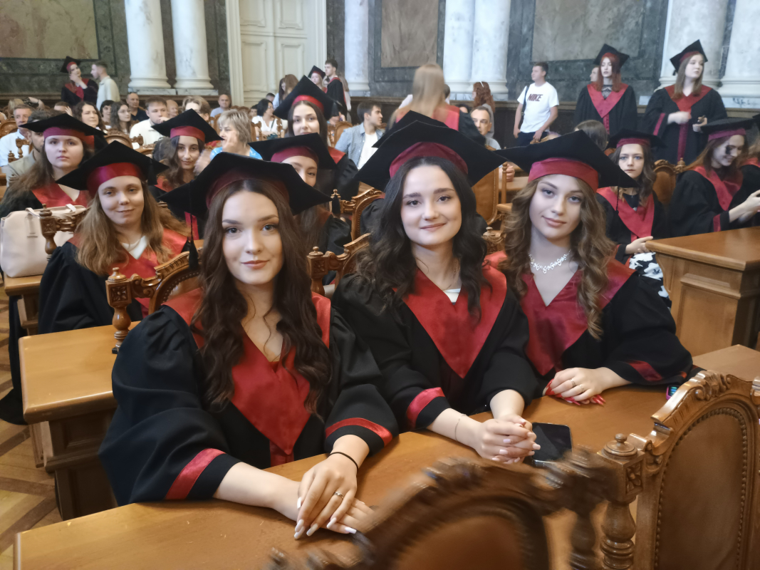 Фото із вручення дипломів