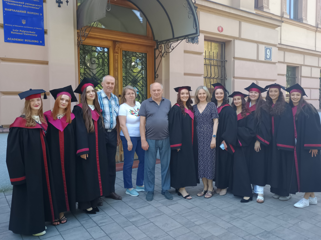 Фото із вручення дипломів