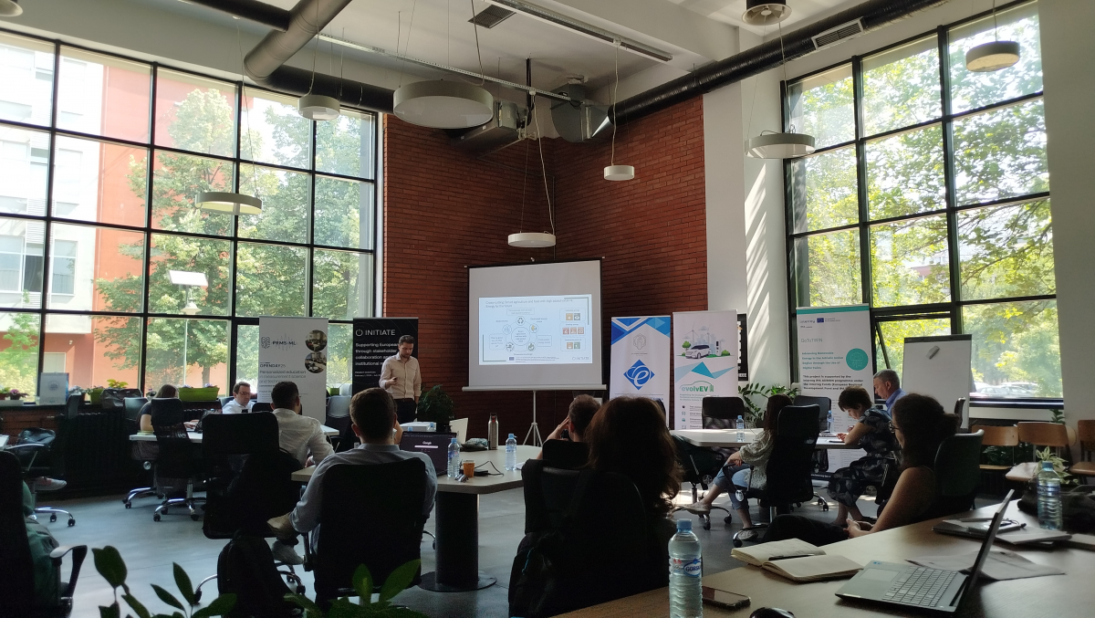 Фото із заходу