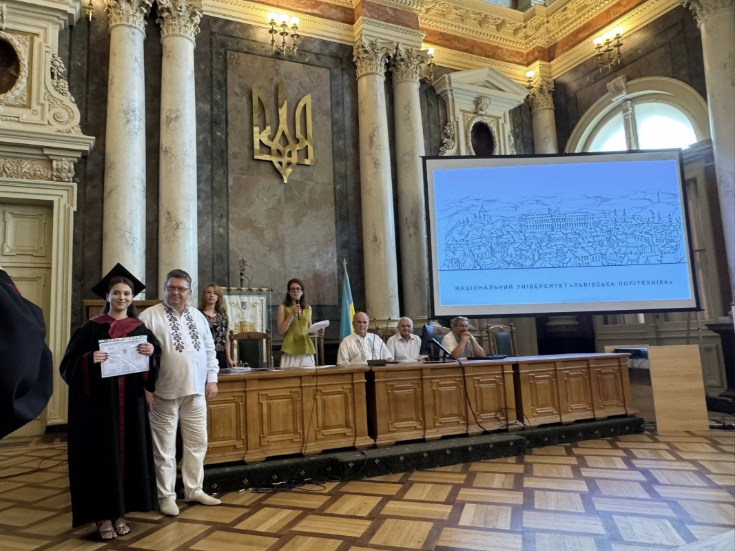 Фото із вручення дипломів