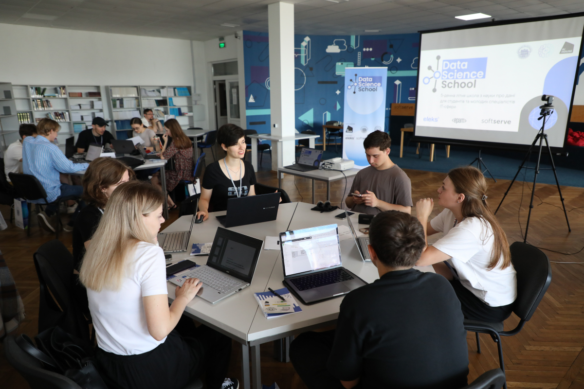 Фото з відкриття школи