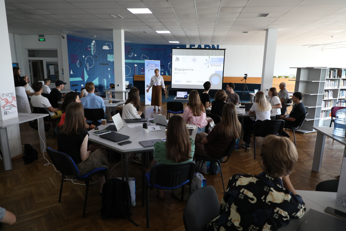 Фото з відкриття школи