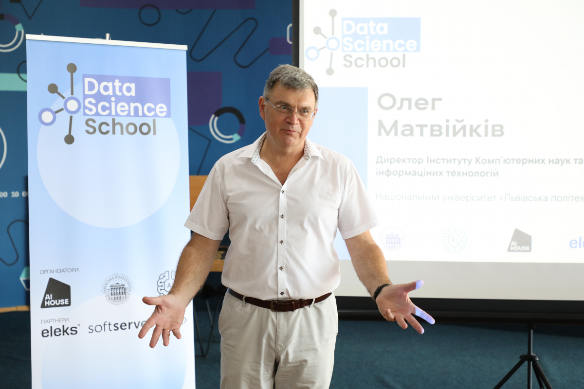 Фото з відкриття школи