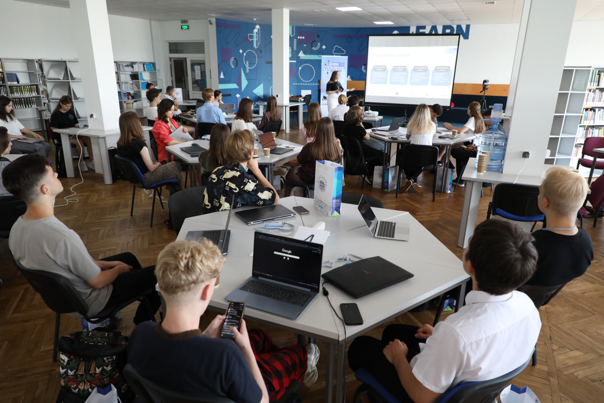 Фото з відкриття школи