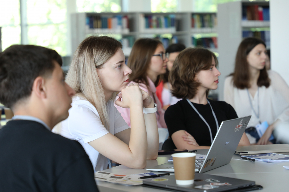 Фото з відкриття школи