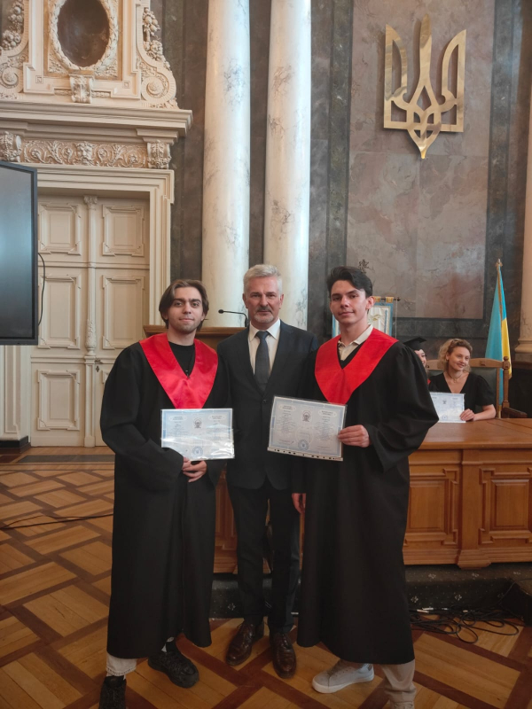 Фото із вручення дипломів