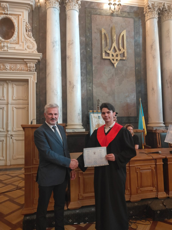 Фото із вручення дипломів