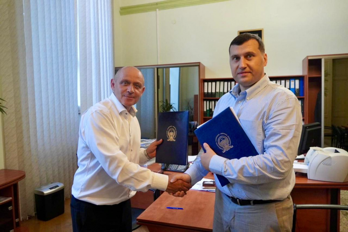 Фото з підписання угоди