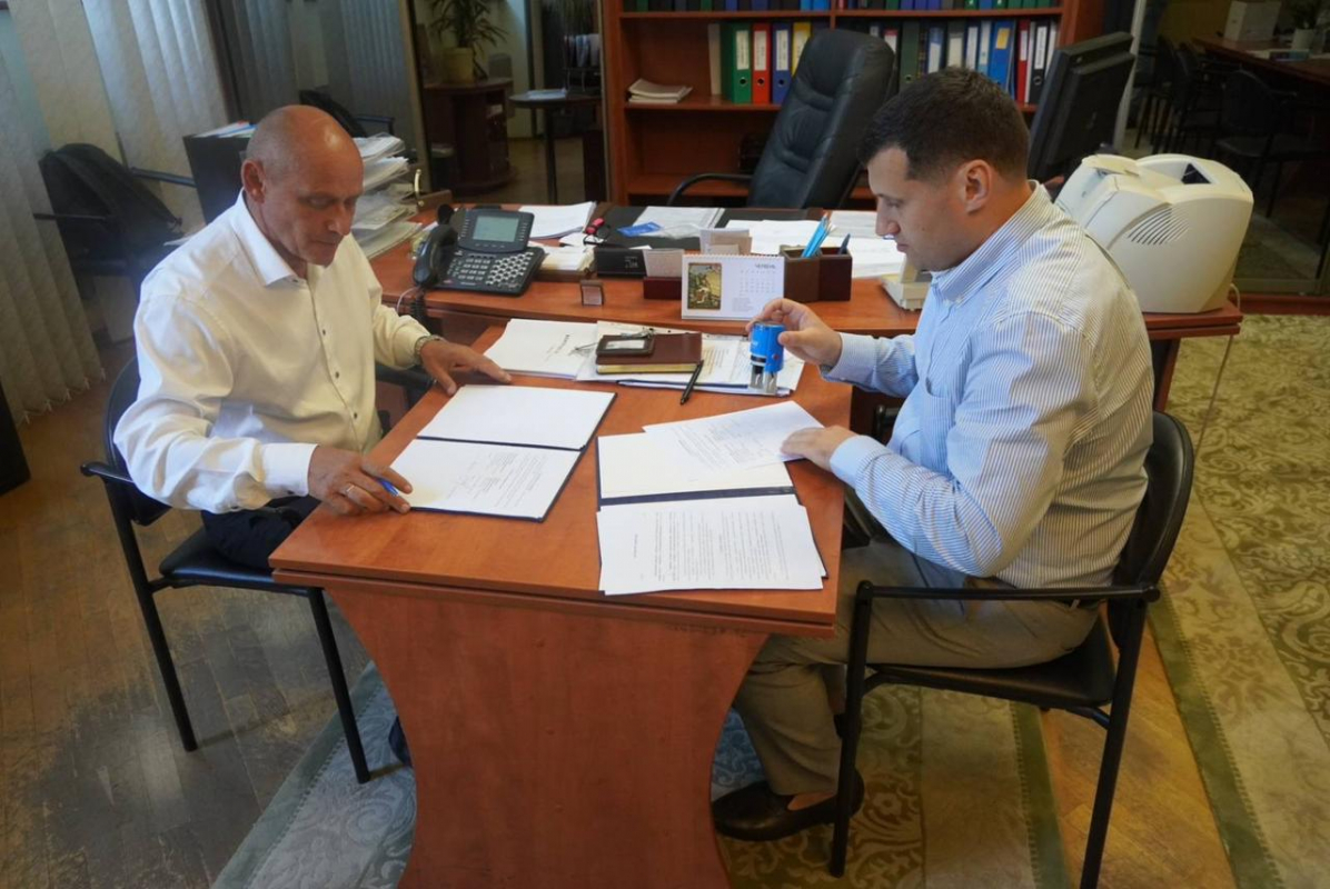 Фото з підписання угоди