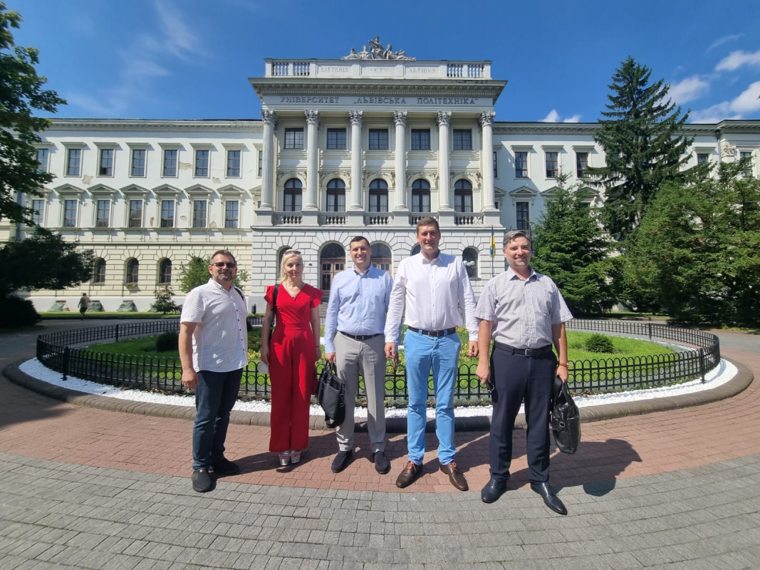 Фото з підписання угоди