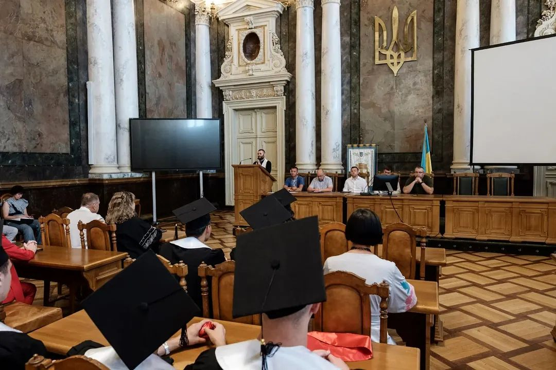 Фото із вручення дипломів