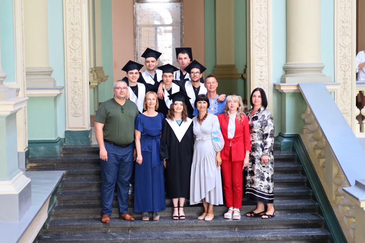 Фото із вручення дипломів