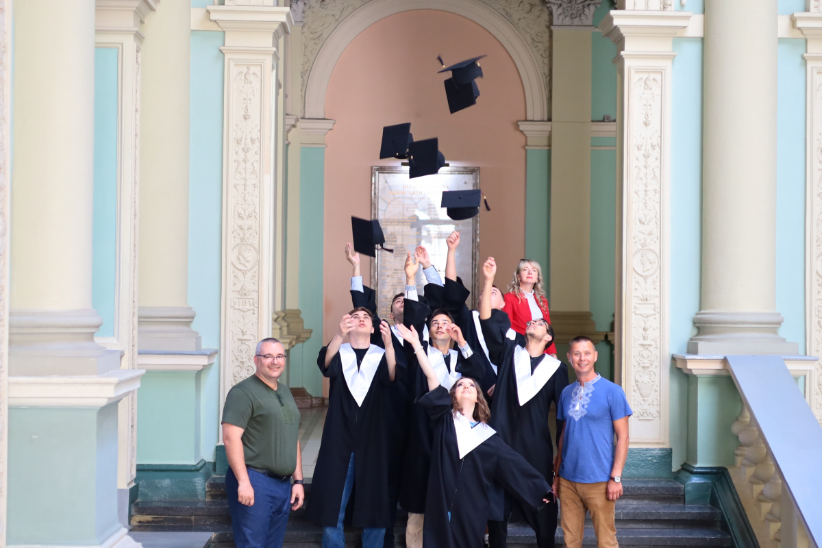 Фото із вручення дипломів