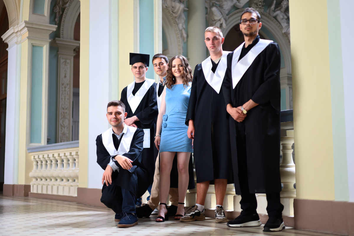 Фото із вручення дипломів