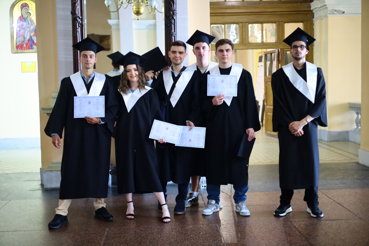 Фото із вручення дипломів