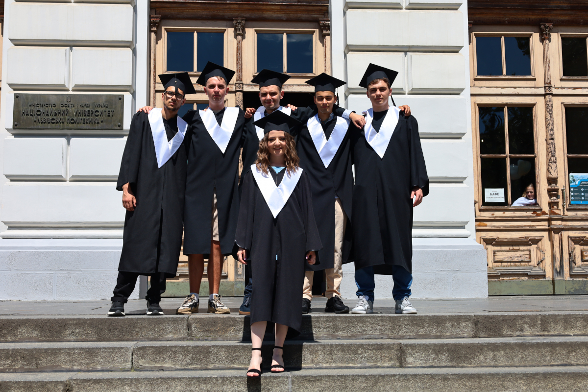 Фото із вручення дипломів