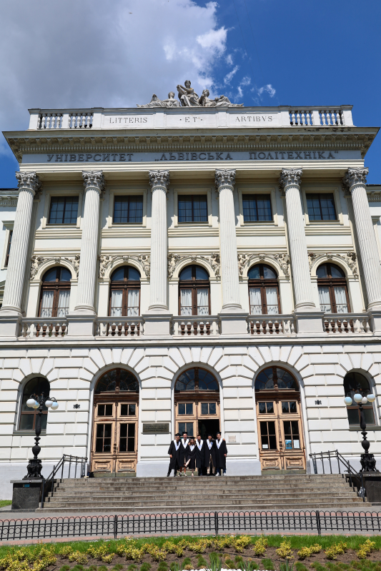 Фото із вручення дипломів