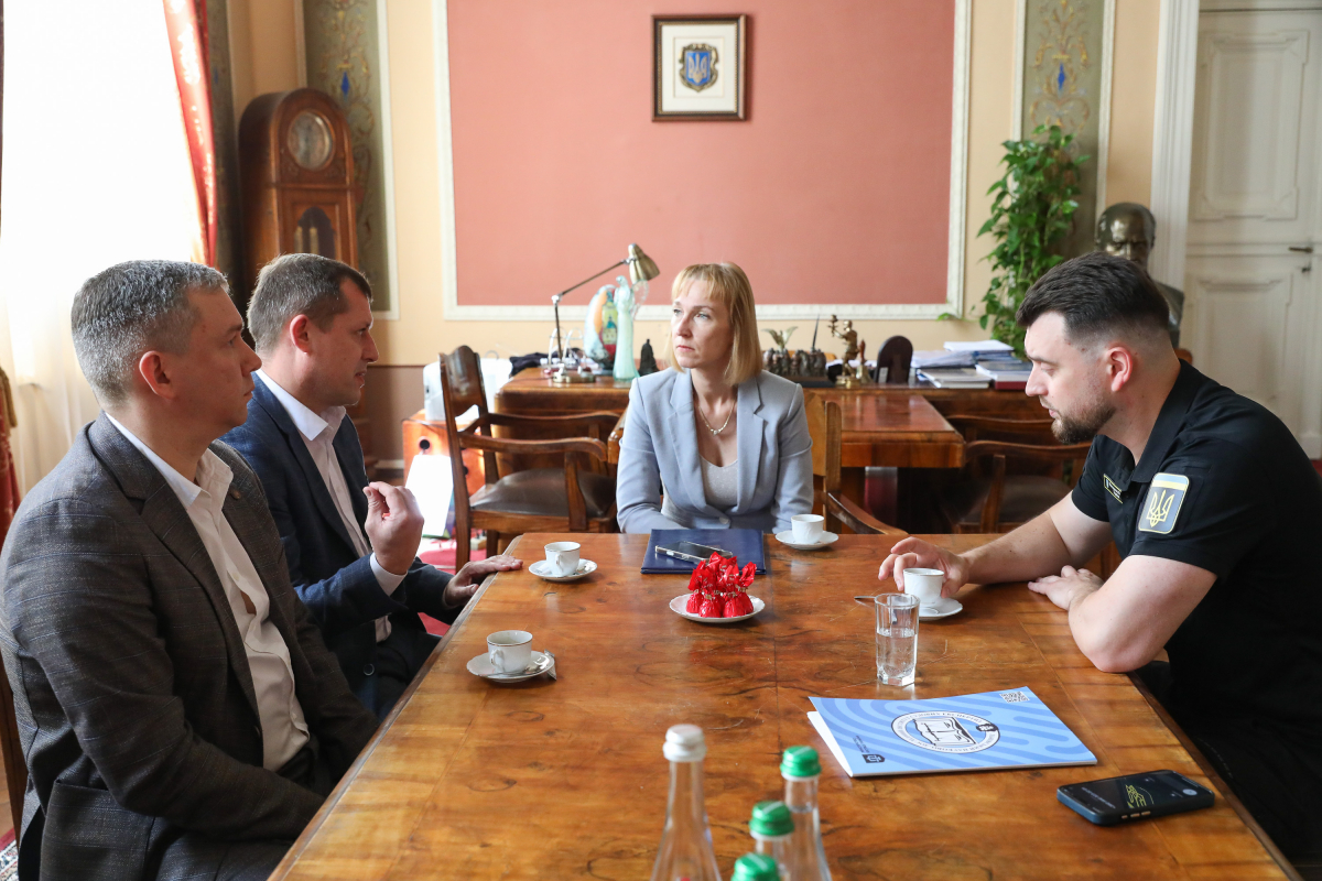 Фото з підписання угоди про співпрацю