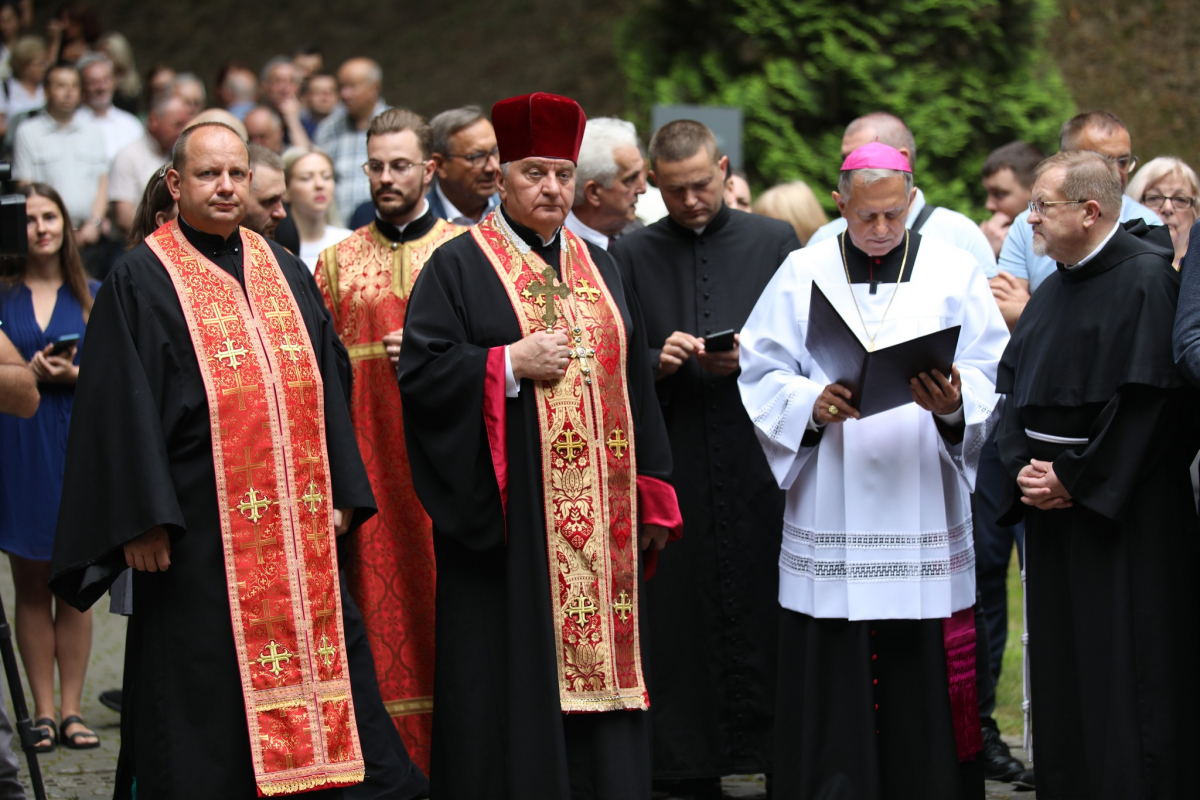 Фото із вшанування пам’яті розстріляних львівських професорів