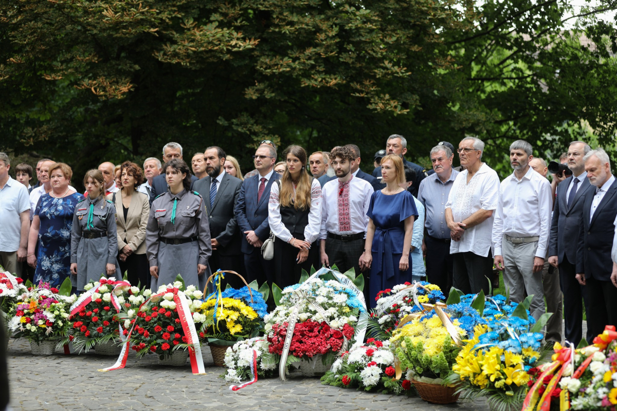 Фото із вшанування пам’яті розстріляних львівських професорів
