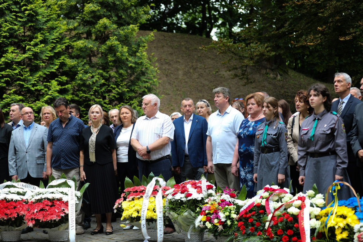 Фото із вшанування пам’яті розстріляних львівських професорів
