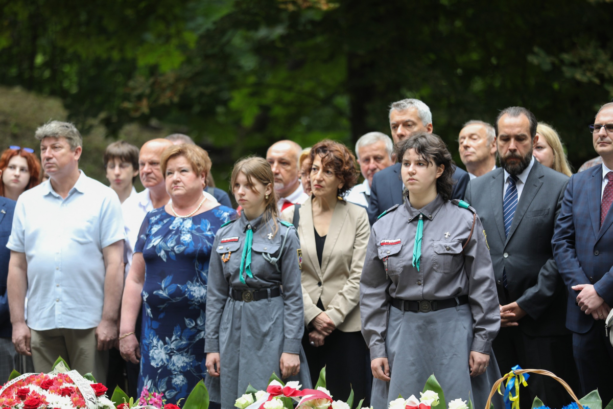 Фото із вшанування пам’яті розстріляних львівських професорів