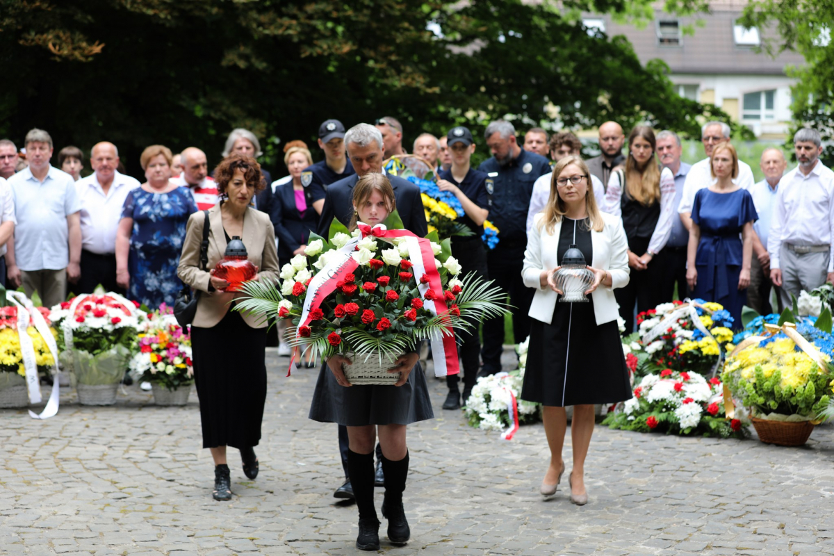 Фото із вшанування пам’яті розстріляних львівських професорів