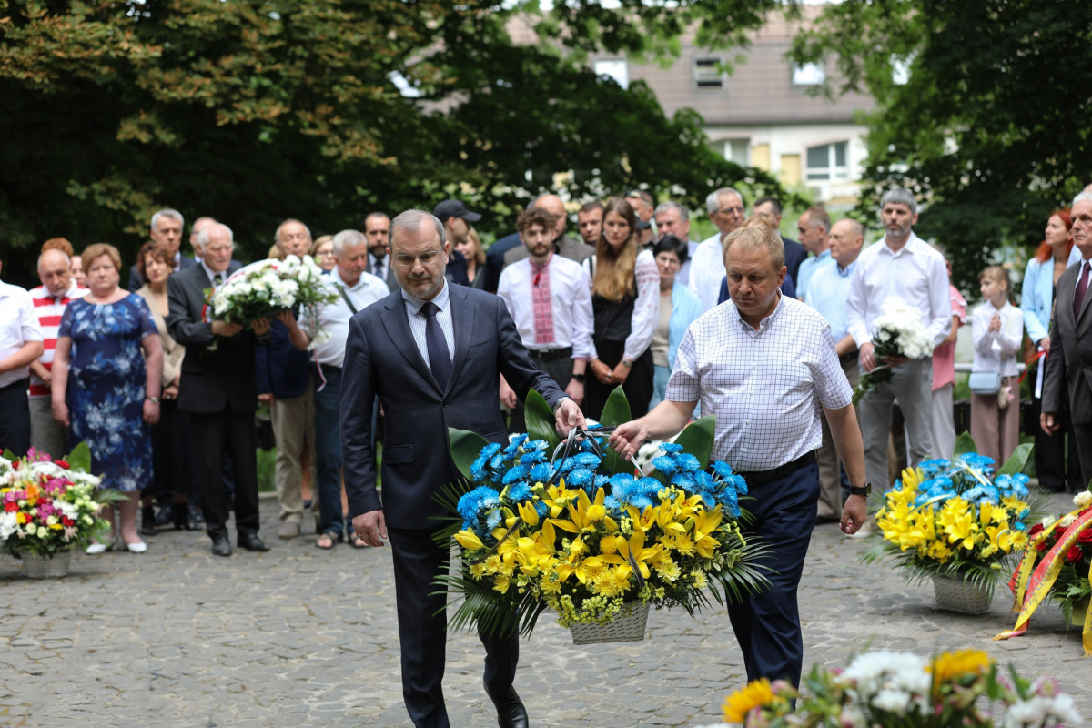 Фото із вшанування пам’яті розстріляних львівських професорів