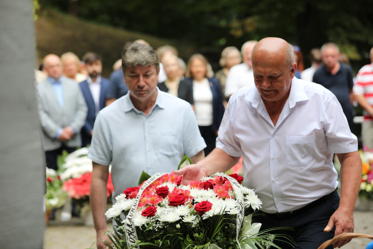 Фото із вшанування пам’яті розстріляних львівських професорів
