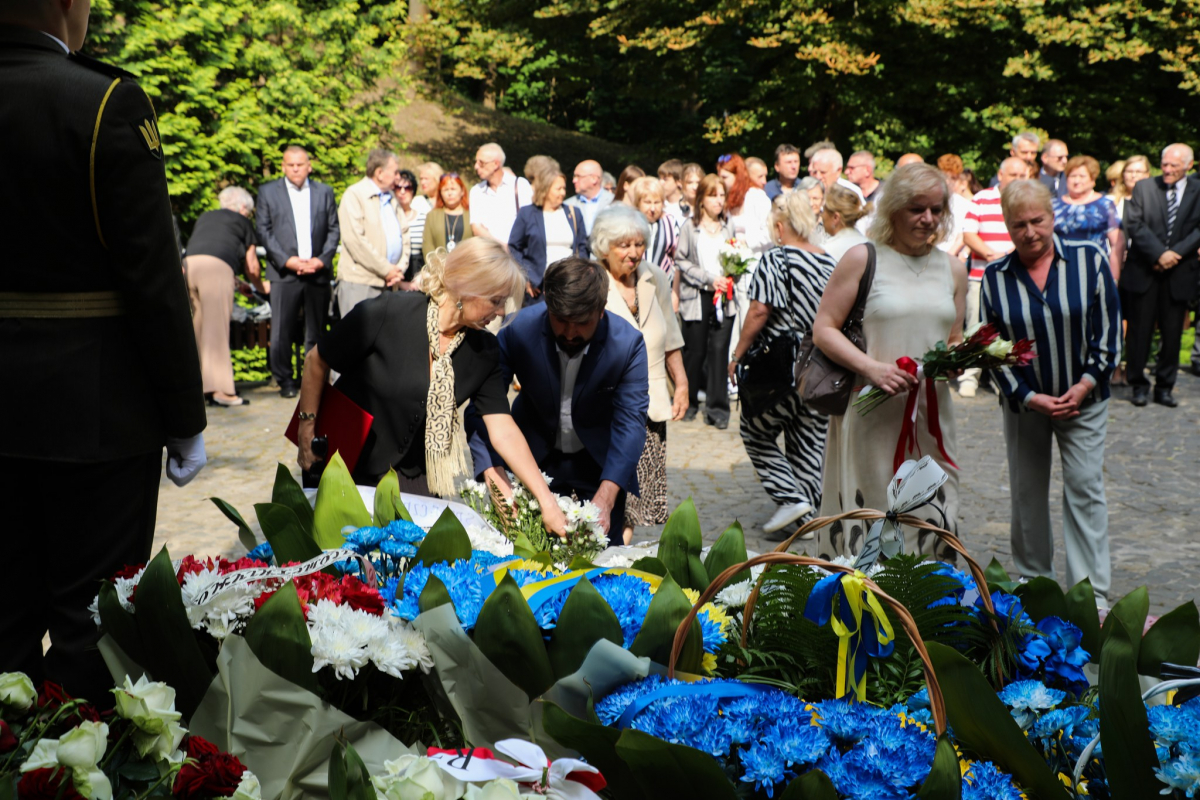 Фото із вшанування пам’яті розстріляних львівських професорів