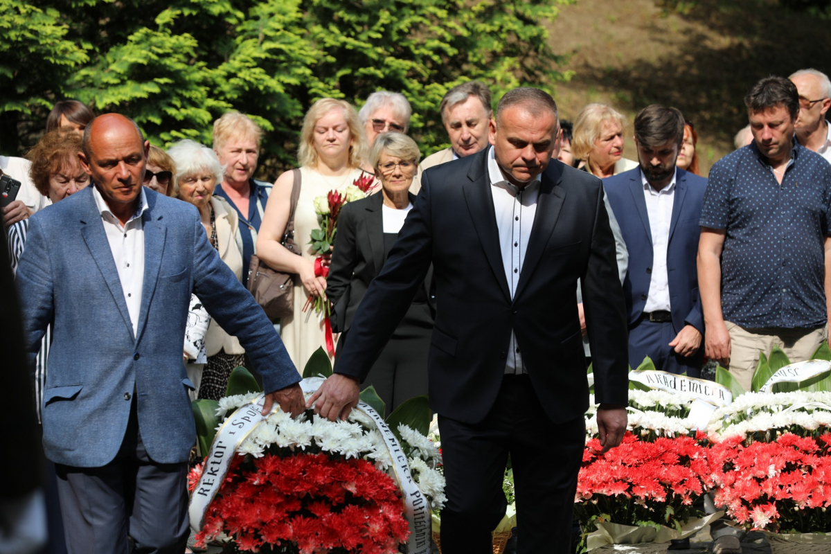 Фото із вшанування пам’яті розстріляних львівських професорів