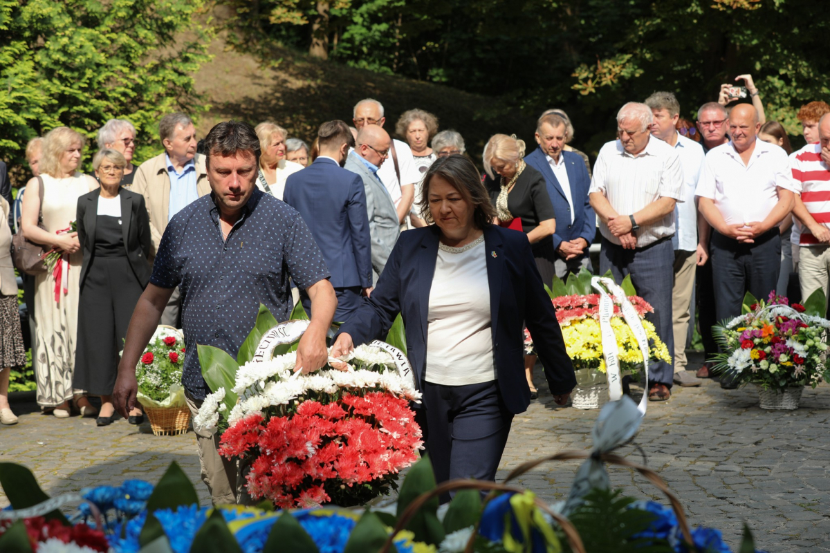 Фото із вшанування пам’яті розстріляних львівських професорів