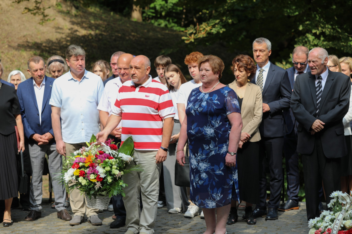 Фото із вшанування пам’яті розстріляних львівських професорів
