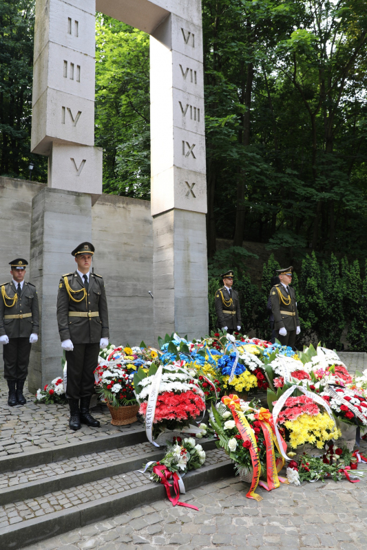 Фото із вшанування пам’яті розстріляних львівських професорів