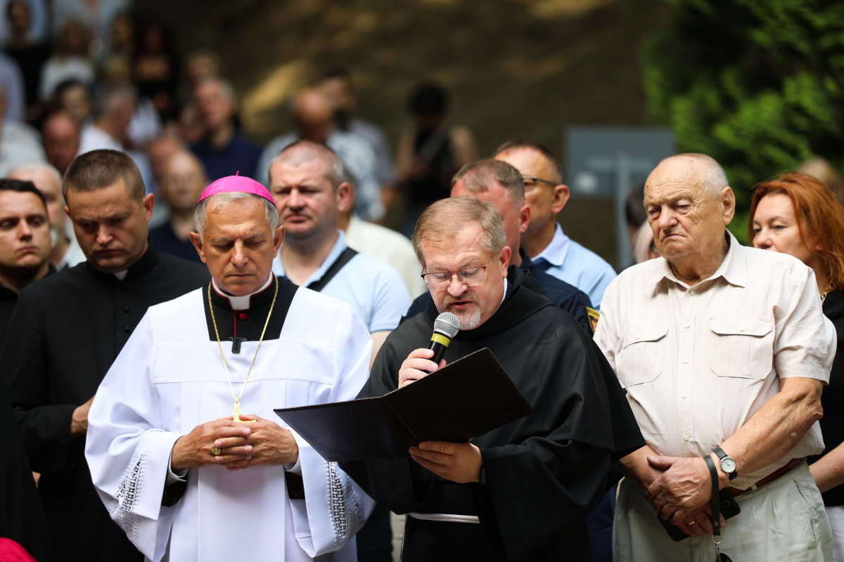 Фото із вшанування пам’яті розстріляних львівських професорів