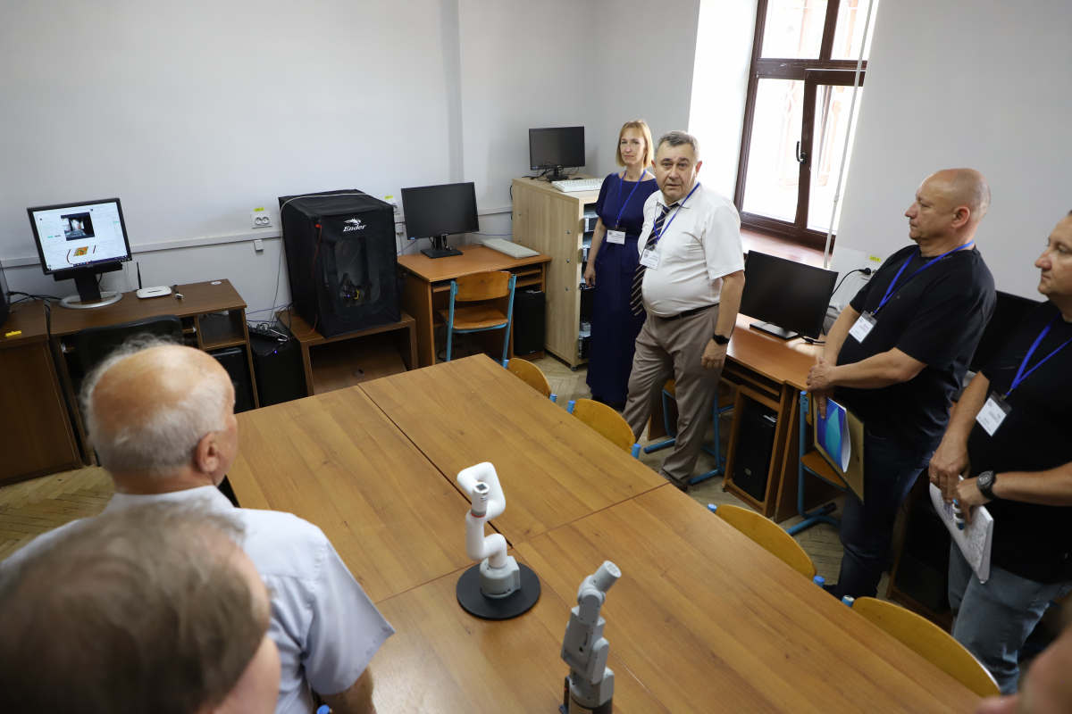 Фото з відкриття лабораторії