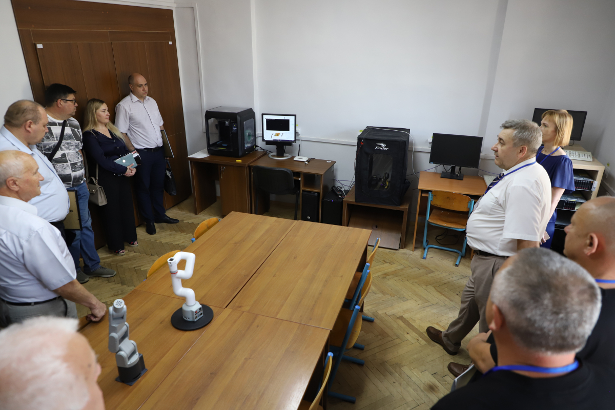 Фото з відкриття лабораторії