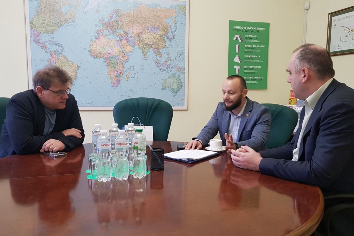 Фото з підписання угоди