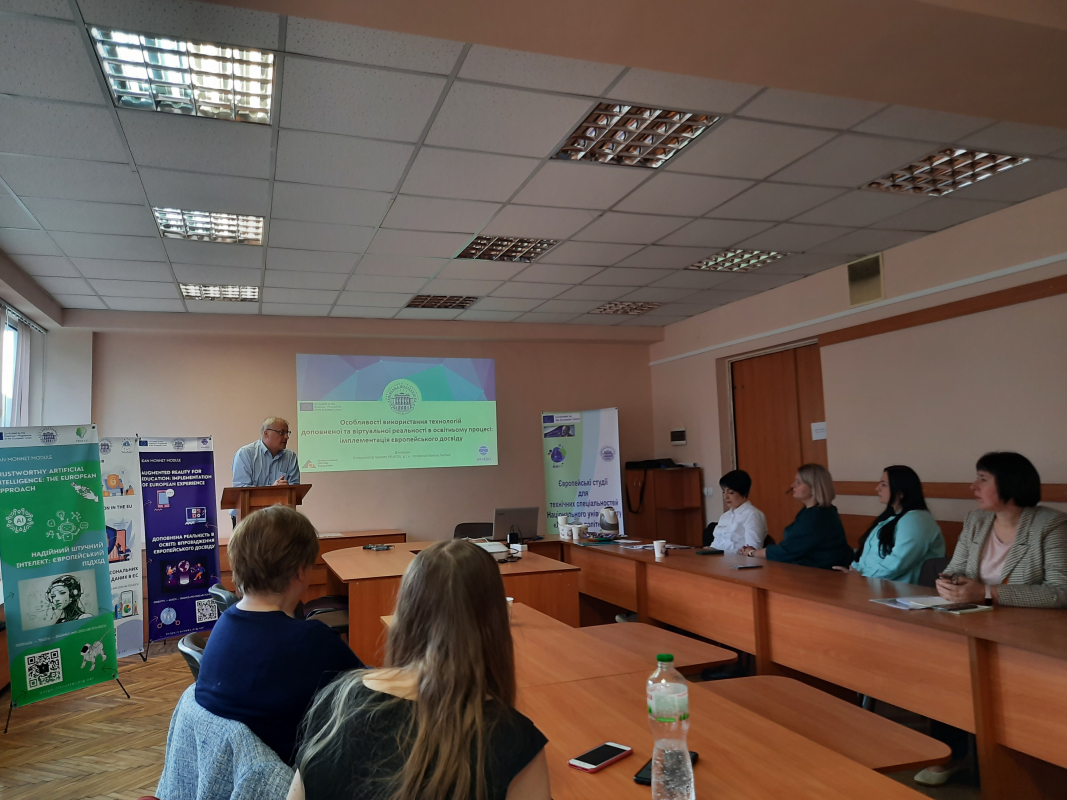 Фото із заходу