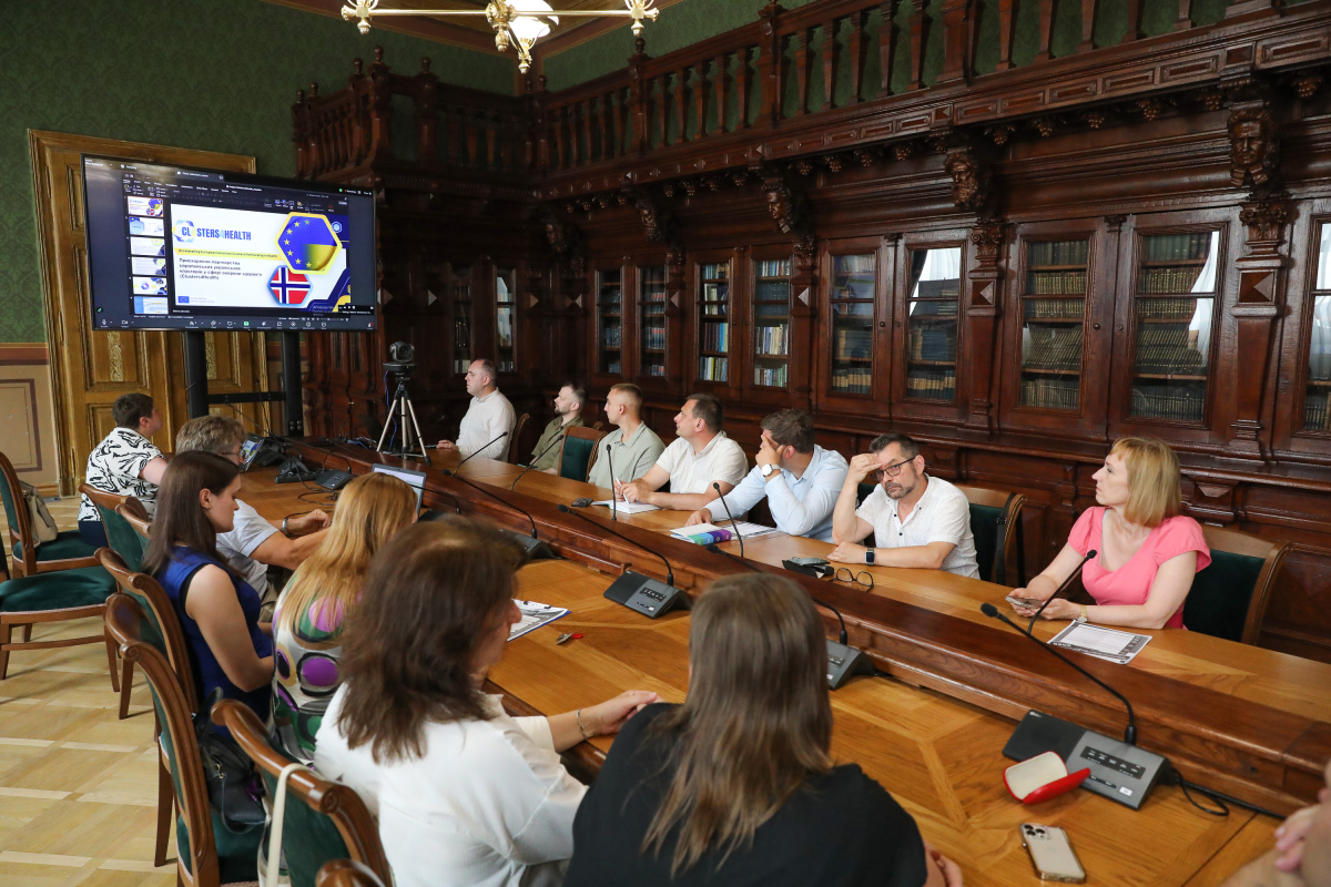 Фото із круглого столу