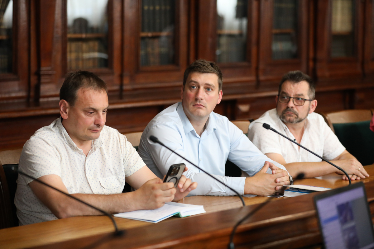 Фото із круглого столу