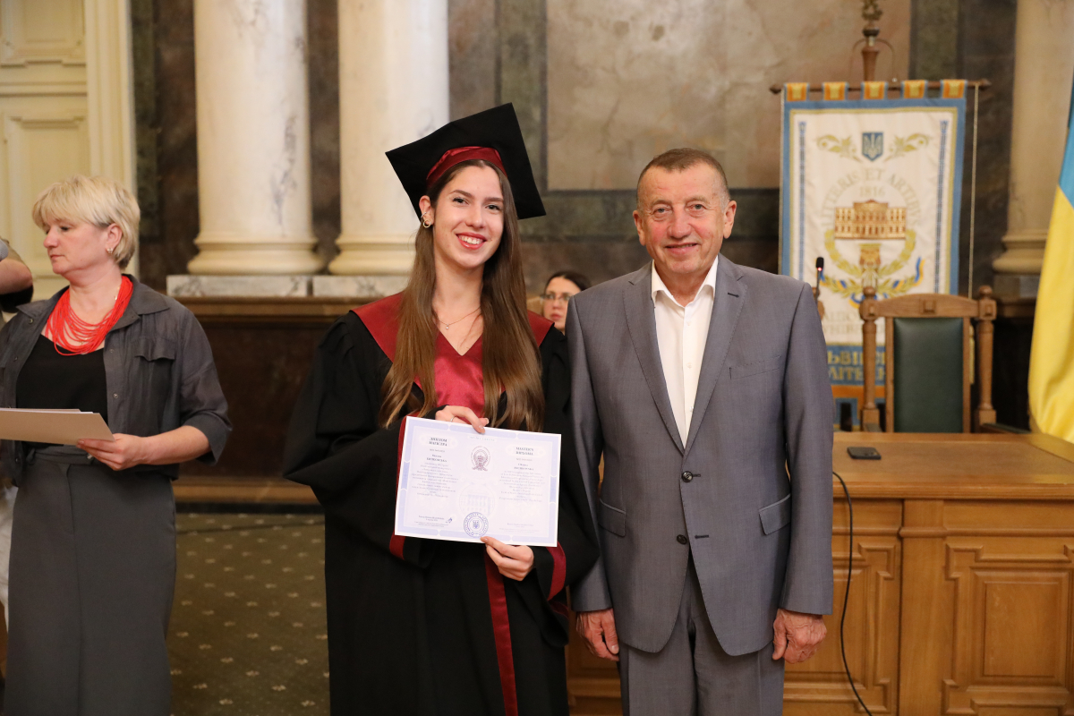 Фото із вручення дипломів