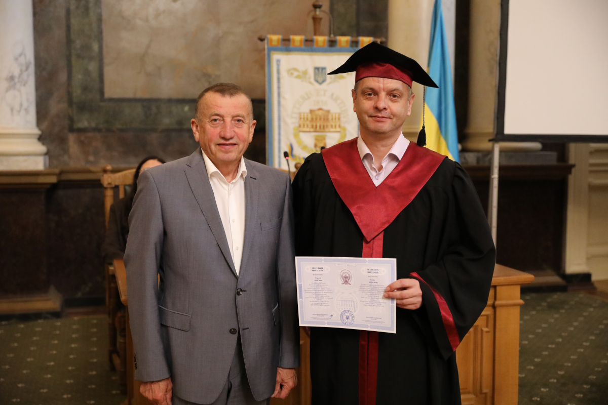 Фото із вручення дипломів