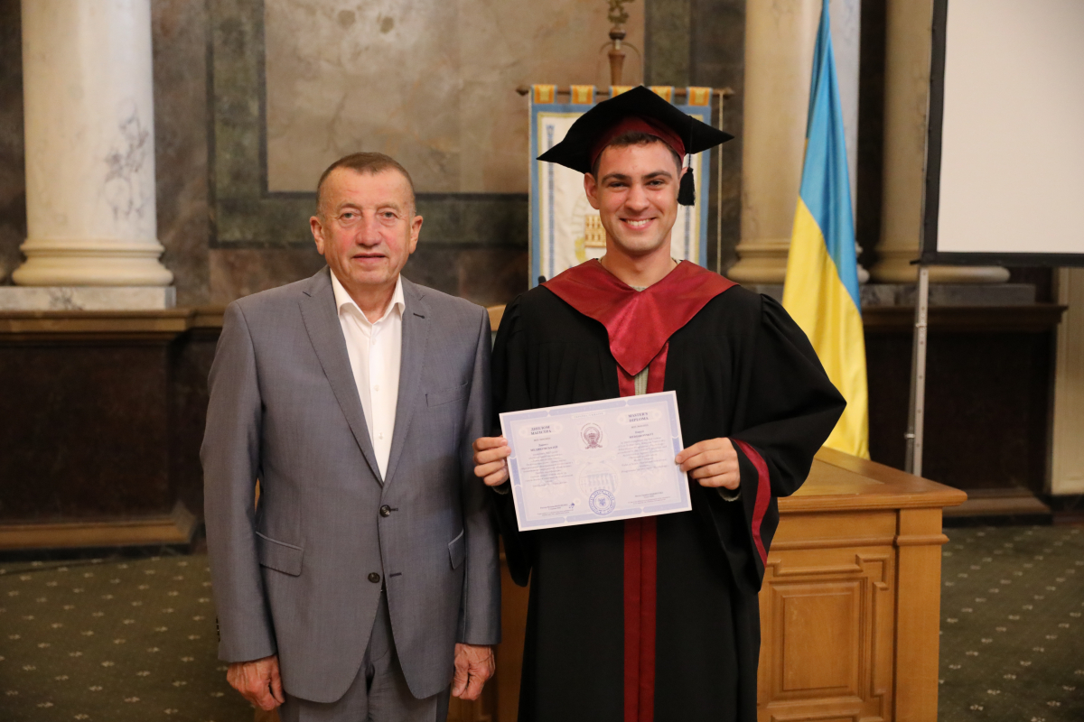 Фото із вручення дипломів