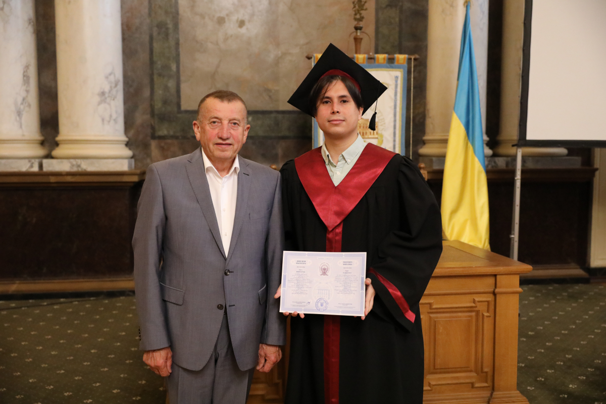 Фото із вручення дипломів