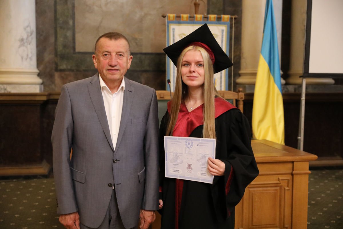 Фото із вручення дипломів