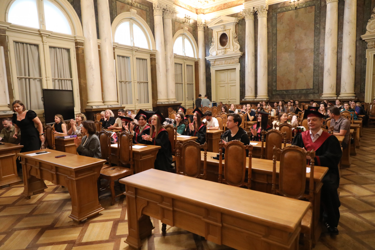 Фото із вручення дипломів