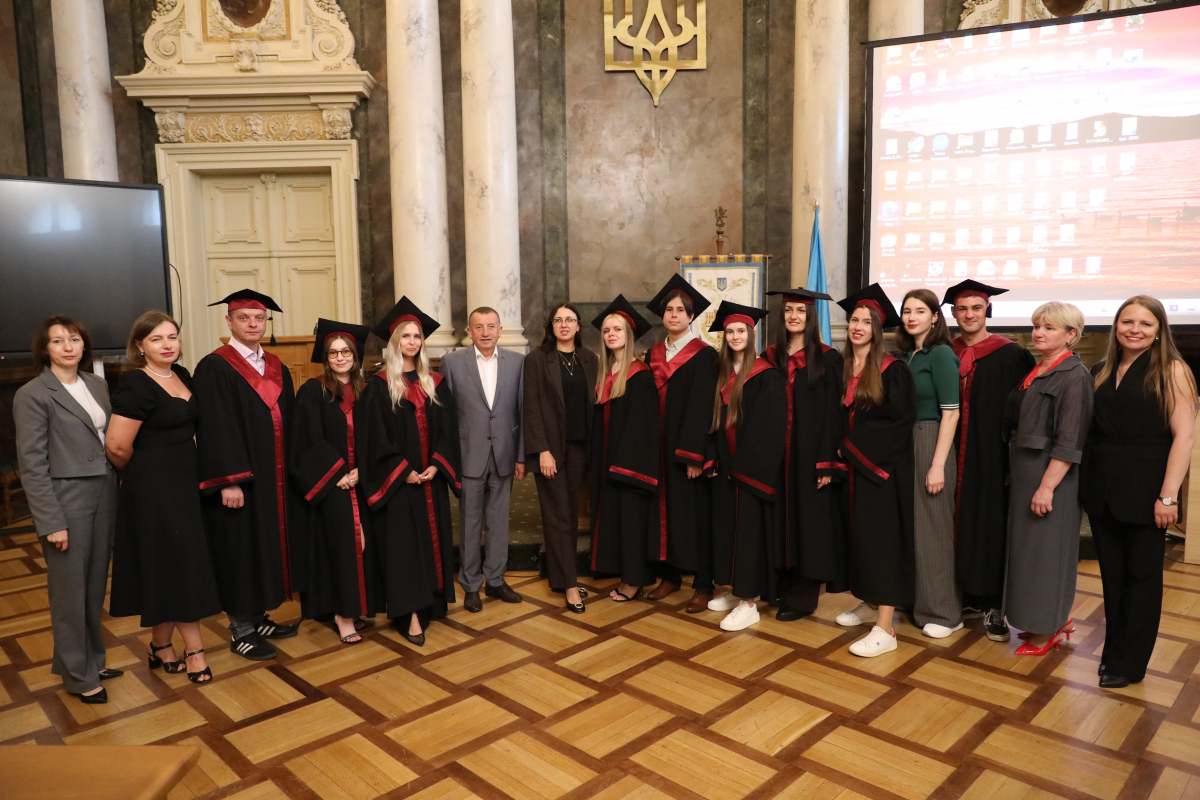 Фото із вручення дипломів