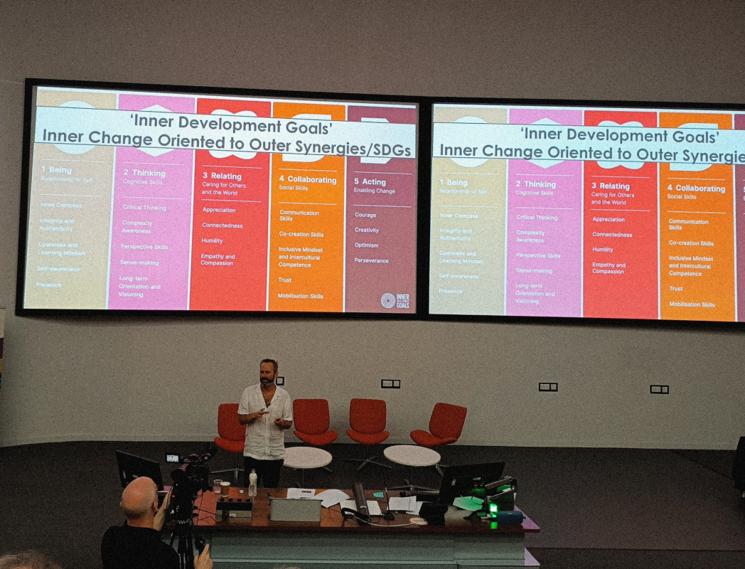 Фото з конференції у Великобританії