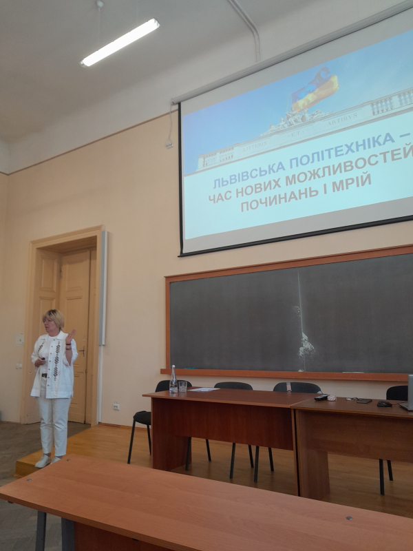 Фото із заходу